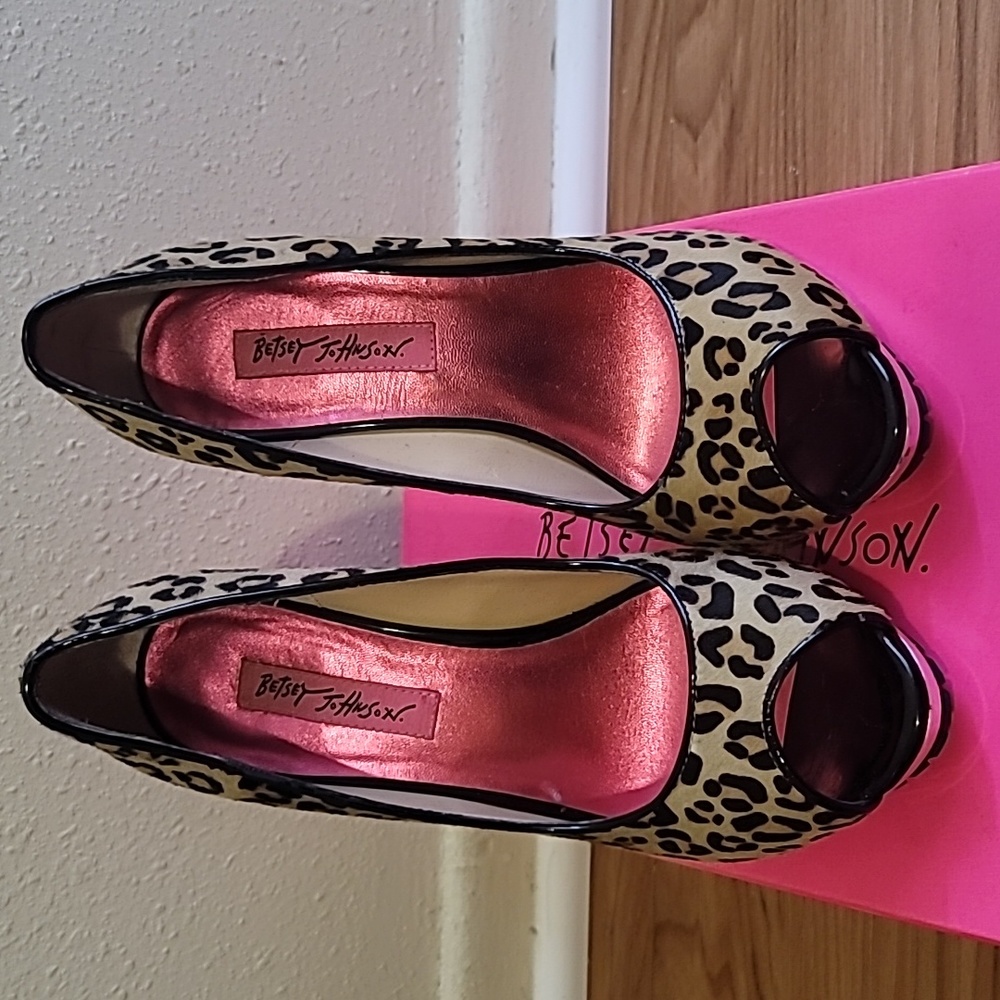 BETSEY JOHNSON SIZE 7 LEOPARD 🐆 PRINT  CHROME HEELS